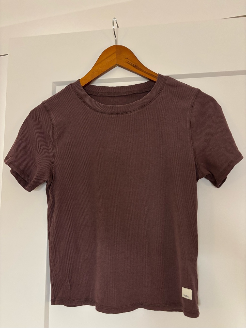 Vuori Pose Fitted Tee in Plum - Picture 2 of 3
